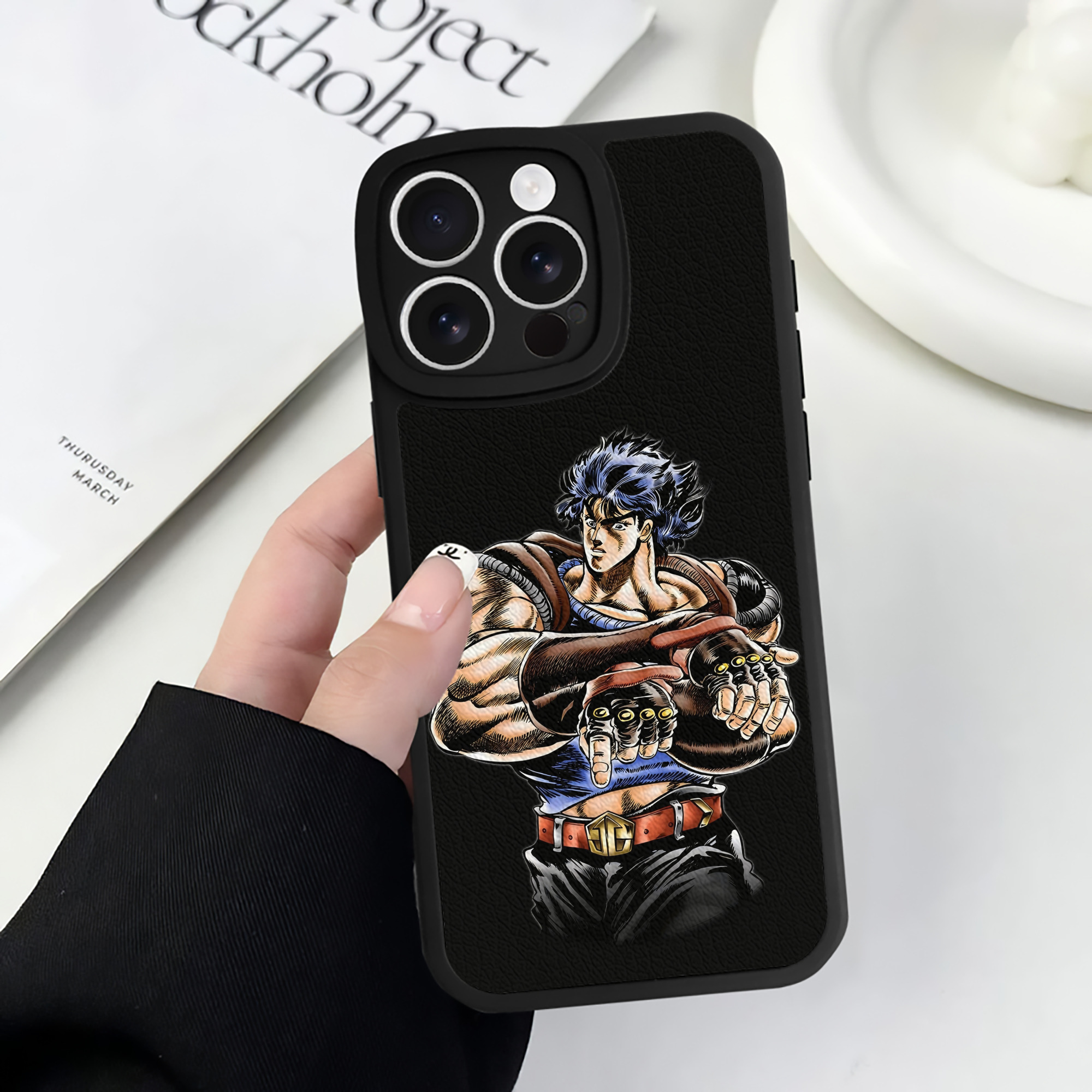 （画像用） ジョジョの奇妙な冒険 /ジョナサン?ジョースター JoJo's Bizarre Adventure Jonathan Joestar 【iPhone 16シリーズ対応】シリコンスマホケース（レザー調） 材質：シリコン